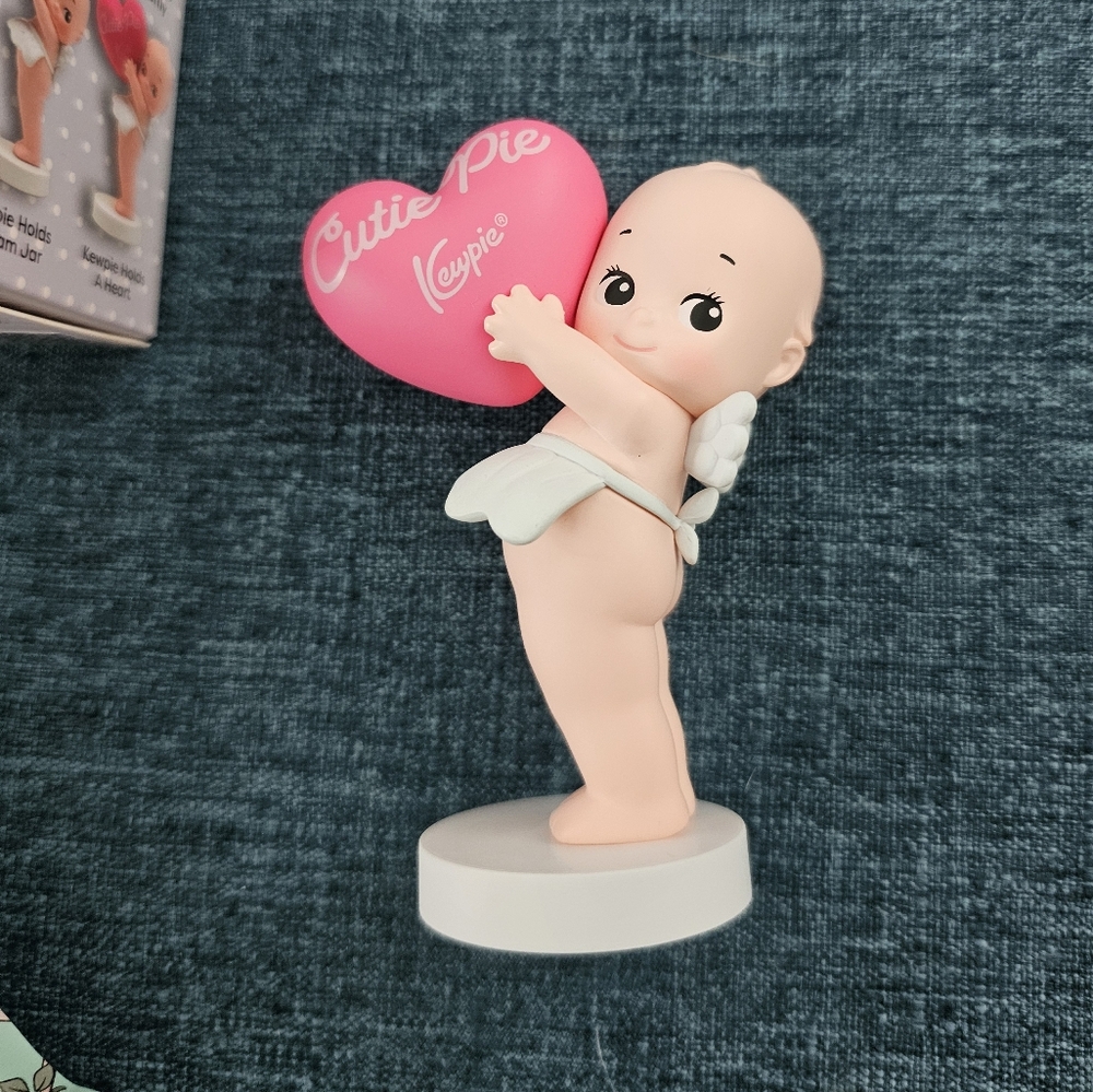 Smoko Blind Box Kewpie Holds A Heart